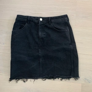 Kjol - svart jeans kjol!! storlek 38 men passar 36
