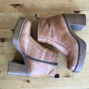 Vagabond Tyra boots size 40 - Brown vagabond boots style Tyra with a 70s chunky heel. A bit scuffed around the bottom but plenty of wear left in them!!