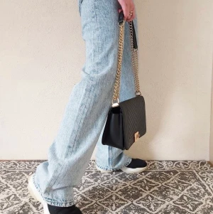 90 s jeans - Ett par skit snygga ljus blåa jeans. Säljer pågrund av att de är för små. Pris går att diskutera.