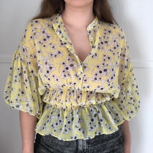 Blommig blus från Zara - Supersöt sommarblus från Zara i storlek S! Hade skjortkrage som jag klippte bort då jag tycker den är mycket finare utan. Använd ett fåtal gånger. Köparen står för frakten🌼💛☀️🍋