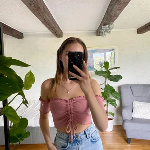 Rosa off shoulder top - Köpt i USA på Papaya 2018 och endast använd ett fåtal gånger. Jättebra skick och extremt mjukt och stretchigt material! Minns ej originalpris.