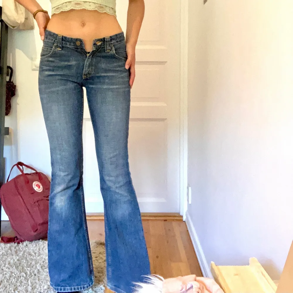 (Lägger upp igen) SJUKT SNYGGA LEE JEANS🦋Lågmidjade och bootcut. Så trendiga just nu!!!! Storlek 28-33 men är små i storleken. köpare står för frakt, hör av dig om du har frågor💕. Jeans & Byxor.