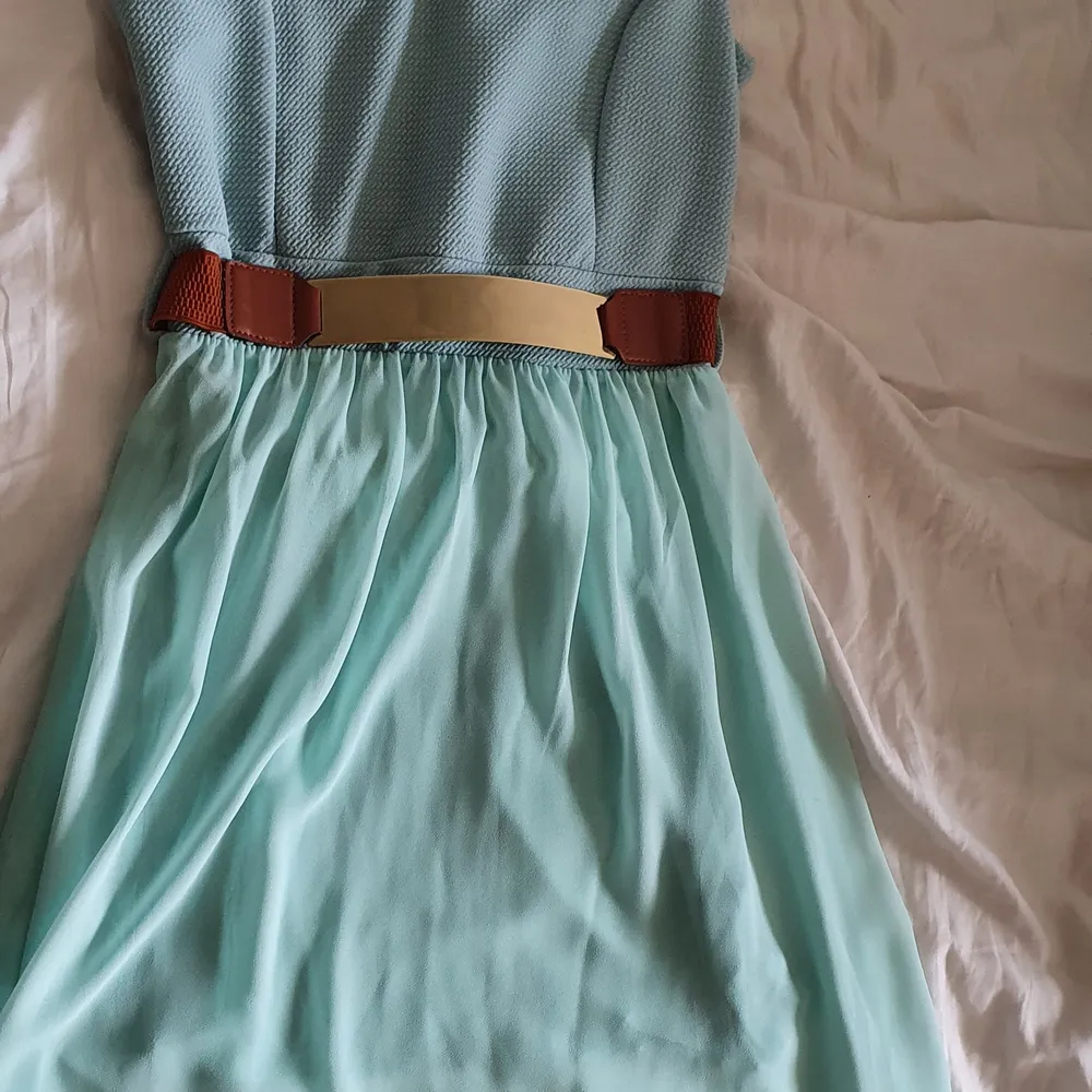 mintgrön klänning med avtagbart bälte i midjan. I nyskick. . Klänningar.