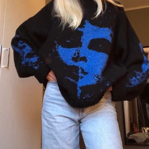 Cool tröja - Supercool tröja från weekday som är slutsåld, nypris 500. Sparsamt använd. Passar från storlek Xs-L🤩  ❌BUDA ENDAST OM DU ÄR SÄKER PÅ ATT DU VILL KÖPA O ÄR BEREDD PÅ ATT BETALA!)❌ de går inte att ångra ett bud !! 