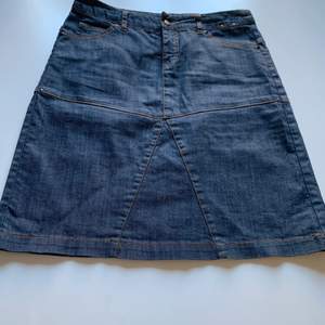 Knälång jeans kjol med stretch från Vero Moda i storlek 38