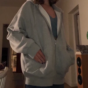 Kofta  - Grå kofta från brandymelville i väldigt bra skick. Är i onesize, sitter oversized.