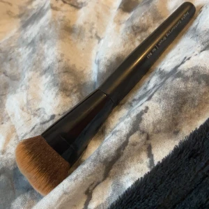 Angle Contouring Brush - ÅHLÉNS  - Köpte typ för några dagar sedan har använt 2 gånger och den är riktigt bra men ska sälja eftersom jag har några andra par likadana 