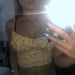 Somrigt linne blommor - Säljer denna hela oanvända (endast testade) topp/linne med blommönster. Man knyter i ryggen så kan skustera storleken! 