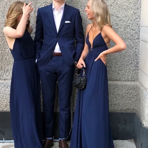 Balklänning  - Blå balklänning! KLÄNNINGEN TILL HÖGER! Jätte fin! Använd en gång! Hör av för fler bilder! Man kan knyta fram och bak som man vill finns flertal alternativ! Jag är 170cm och längden passade perfekt. Man kan alltid lämna in hos skräddare ifall man vill ändra midjan eller andra mått. Säljer pga av att jag inte kommer få användning av den någon mer gång! 