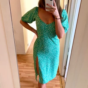 Nelly Trend grön sommarklänning med slits storlek 38 / M - Ett jättefin grön blommig sommarklänning från Nelly. Endast använd en gång förra sommaren då den är aningen liten på mig. Storleken är 38 men passar en M . Köpt för 399 förra året. Kan mötas i Stockholmsområdet eller skicka mot frakt ☺️