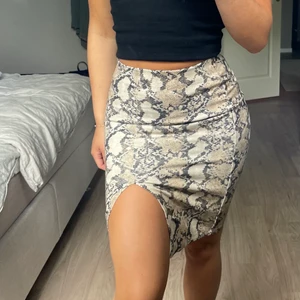 Leopard kjol - Säljer denna snygga kjol från hm. Kjolen har en slits vid sidan. Storlek xs men passar mig som är en Small. 86% viskos, 11 % polyester och 3 % elestan.