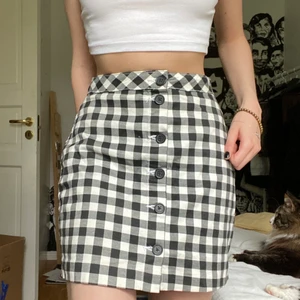 Rutig kjol - En rutig jeanskjol från H&M, assnygg!🖤🤍🖤🤍 säljer nu vidare då jag inte får användning av den längre.