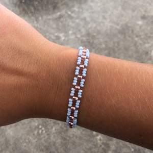 Ett sött blå/rosa armband, super fräscht på sommarn🌸☀️ Färg på pärlorna (om det finns) och storlek får köpare välja själv😆