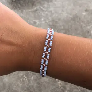 Ett sött blå/rosa armband, super fräscht på sommarn🌸☀️ Färg på pärlorna (om det finns) och storlek får köpare välja själv😆