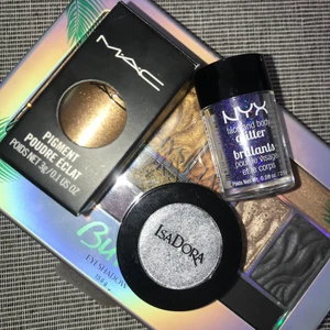 Smink: glitter, ögonskugga  - Säljer alla dessa 4 produkter, separat eller allt samtidigt, bara att höra av er om ni är intresserade av något! Dom är nästintill helt oanvända, jag har endast testat dom lite någon enstaka gång. Det är: M.A.C pigment ”museum bronze” för 60 kr. NYX face and body glitter ”violet” för 10 kr. IsaDora perfect eyes ”silver chrome” för 5 kr. Butter ögonskugga ”Sultry nights” för 50 kr. Eller allting för 85 kr. Frakten kostar Max 51 kr för allt men borde gå att få ner lite :)  