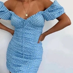 Blå prickig klänning  - Blå prickig klänning från Zara. Slutsåld och väldigt poppis. Endast använd 1 gång under skolavslutning. Buda gärna!!