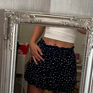 Kjol - Denna fina mönstrande kjol är väldigt bekväm och har fickor på sidorna, ända anledningen att jag inte behåller den är att jag har andra liknande❤️ (aldrig använd)