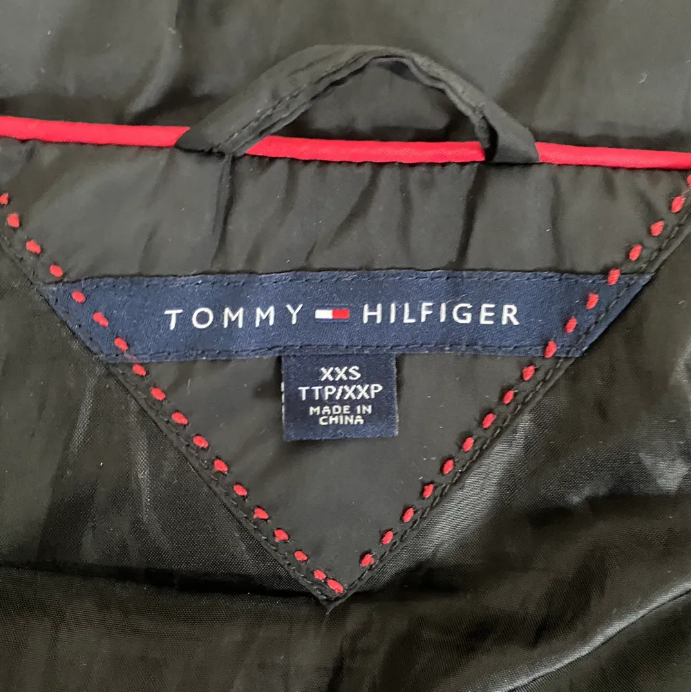 Svart Tommy Hilfiger väst med röd vita räder på sidan. Säljer då den inte kommer till användning.  Stl XXS men skulle säga att det är en mer XS då jag i normala fall alltid har XS .Köpt i USA för 3000 kr , säljer nu för 1500 kr.. Jackor.