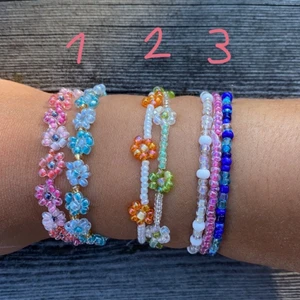 PÄRLSMYCKEN - Halloj!💘 Jag gör egna elastiska smycken med rocaillespärlor där man själv kan designa och bestämma egna färger (se sista bilden)! Här kommer en prislista:                                                                                                            RINGAR - En blomma per ring 2st / 35:-, Bara pärlor 2st / 25 :-💙 ARMBAND - Bara blommor (1) 45 :- , 6 st blommor (2) 40:- , Bara pärlor 35 :- 💚                                                                                                          HALSBAND - 8st blommor (se bild två) 75 :- , Bara pärlor 60 :- ❤️.              Hör av er privat om ni har frågor eller funderingar! Frakt tillkommer🥰💗
