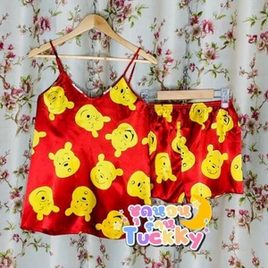 Pyjamas - Satin pyjamas i Storlek 32-38, finns i olika färgar. ⭐️⭐️ Super fin och skön material, passar perfekt för sommar Mötas upp i Stockholm eller frakt tillkommer 