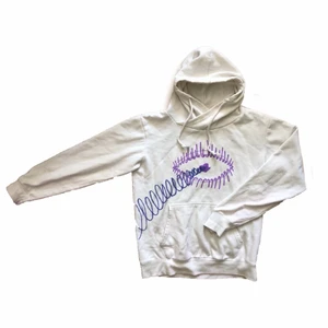 psydia vit hoodie - "herrstorlek" M, plaggets längd är ca 64 cm. omgjord med textilpennor i olika färger!