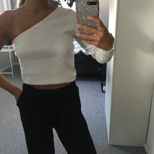 Toneshoulder topp från ginatricot - Jättefin och gullig oneshoulder topp från gina, bra skick