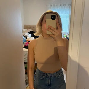 Linne från Hannah liciousx NAKD - Super snyggt linne som är köpt på nakd för 2 år sen. Tjock i materialet och sitter super snyggt!