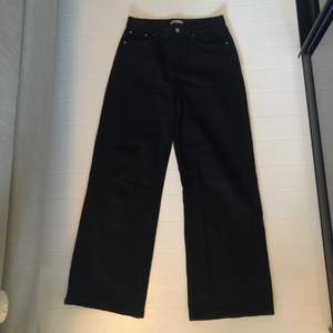 Idun wide jeans från Gina tricot i strl 40. Tråden har gått upp lite vid sidan av ena benet, lätt och laga (se andra bild). Tredje bild lånad. 