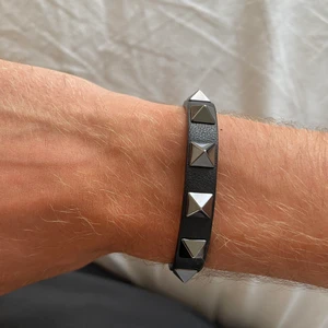 Valentino nitarmband  - Säljer nu mitt Valentino nitarmband. Använt 2-3 gånger och älskar det, men det kommer som sagt inte till användning. Pris kan diskuteras!
