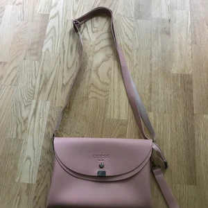 Guess väska  - Säljer en super fin Guess väska 