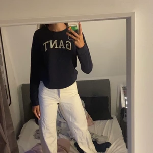 Gant sweatshirts  - Säljer denna snygga mörkblåa GANT sweatshirten i storlek S men skulle även passa som XS!🥰 säljer för 120+frakt✨ kolla även in mina andra plagg jag säljer🥰🥰