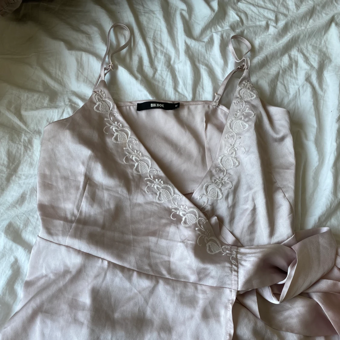 Siden linne i ljus rosa med mönster