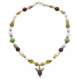 Fairy halsband 🧚‍♀️  - Handpärlat halsband med en samling av olika sorters pärlor! Ca 35cm så sitter lite som en choker, DM vid frågor & fler bilder osv! 🤎