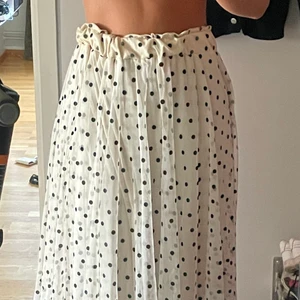 Lång kjol  - Lång prickig kjol, såsåååå fin!!!