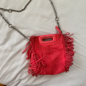 Maje väska  - Supersöt rosa maje väska i modellen mini!! Väl använd, därav priset. Den är rosa men inte alls lika skrik rosa i verkligheten och kommer med ett rosa band som man kan ta bort eller byta mot en kedja från tex en zadig väska!! 