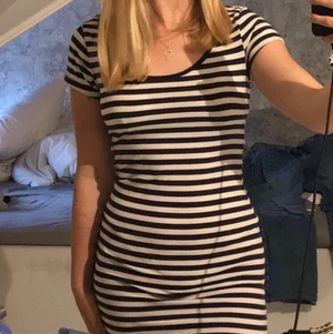 Klänning - Har aldrig använt denna klänning men den sitter bra och är köpt på second hand 