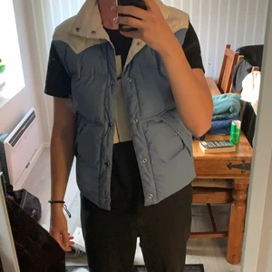 Blåvit vintage dunväst - Vintage väst thriftad för länge sen