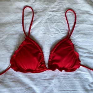 Röd triangel bikinitopp - Toppen går att styla på så många olika sätt!! Den är fortfarande i jätte fint skick❣️