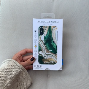 Ideal of Sweden mobilskal iPhone X (oanvänt)  - Ideal of sweden mobilskal oanvända. Samtliga för iPhone X  Capri Wallet plånboksskal svart i läder 150:- (nypris 400:-)  Golden Jade Marble skal 100:- (nypris 300:-) Baroque Ornament skal 100:- (nypris 300:-)  Fashion Q1 Charger (sladdlös laddare) 200:- (nypris 500:-)  Romantik Paisley skal 100:- (nypris 300:-)  Capri case svart läder 100:- (nypris 300:-)   Kan mötas upp i Kalmar eller Stockholm Södermalm.   