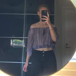 En nästintill oanvänd croppad off-shoulder blus med lite bohemiskt mönster. Färgen gör sig mest rättvis på andra bilden ☺️ Blusen är i S och den är från Hollister.