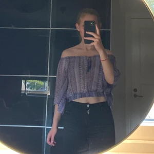 Blus - En nästintill oanvänd croppad off-shoulder blus med lite bohemiskt mönster. Färgen gör sig mest rättvis på andra bilden ☺️ Blusen är i S och den är från Hollister.