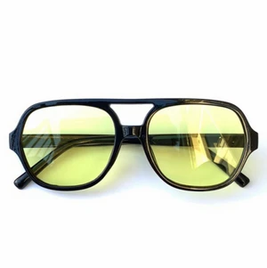 Pilot solglasögon vintage - Lexxola aviator gula  - Riktigt snygga pilotsolglasögon. Svarta bågar med gult glas. Köptes på Depop av en vintageshop, var då helt nya och har aldrig använts av mig pga passar ej i modellen. Lik de populära fr Lexxola som synts på många influensers.  Ca 14,3cm sida till sida.