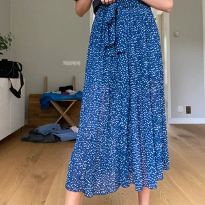 Prickig långkjol - Jag säljer denna gulliga kjol från zara som är i en fin marinblå färg med vita prickar. Den har knyte i midjan samt knappar från midjan och nedåt. Innershorts. Storlek S. Säljs för 100kr+frakt. Hör av dig om du är intresserad💙🤍