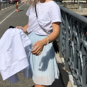 Ljusblå kjol  - Säljer denna fina kjol från NA-KD som bara har använts ett fåtal gånger. Kjolen har ett resårband runt midjan vilket gör att den är lite stretchig.