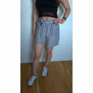 Randiga shorts  - Superbekväma shorts för sommaren 🌸 På andra bilden syns det att dem är ganska transparenta. Har använt dem några gånger, så dem har lite tecken på användning, (går ej att få med på bilden) men är fortf i bra skick. Super stretchiga så passar S-L 