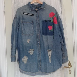 Tunn jeansjacka - Tunn jätteskön jeansjacka med hål i och lite coola dekaler. 