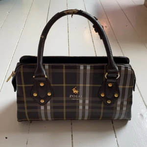 Vintage Polo Ralph Lauren handväska från 90-talet - Denna Polo Ralph Lauren handväskan är är från 90-talet och otroligt snygg och bra skick innuti och utanpå väskan, dock är handtagen på väskan i sämre skick pga att den som sagt är vintage. Dock går det nog att fixa om man vill. Buda i kommemtarerna och höj alltid med 10kr 💞 köparen står för frakt 💓