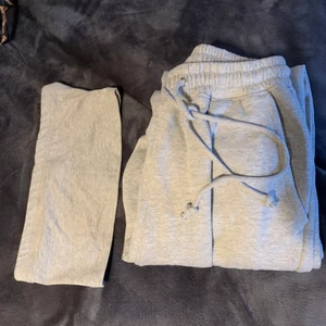 Mjukis set MISSGUIDED  - TOP + BYXA mjukis HÖGMIDJADE set ifrån MISSGUIDED london. (KÖPAREN STÅR FÖR 50% av FRAKTEN dsv 30kr❤️👍🏻💕 Kontakta mig för fler bilder. Jag är 177cm lång och byxorna sitter bra på längden. 