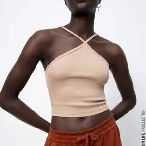 Jätte fin beige crop top från Zara, använd endast en gång, felfri utan några fläckar. 