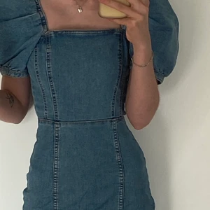 Klänning  - Hej, säljer denna helt nya denim klänning. Aldrig använd 